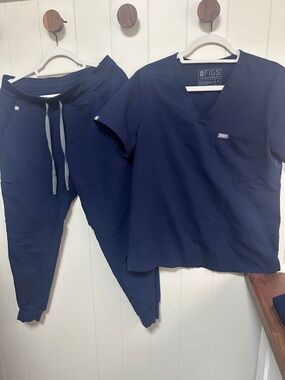 Figs Navy V-Neck Top & Jogger Scrub Set
